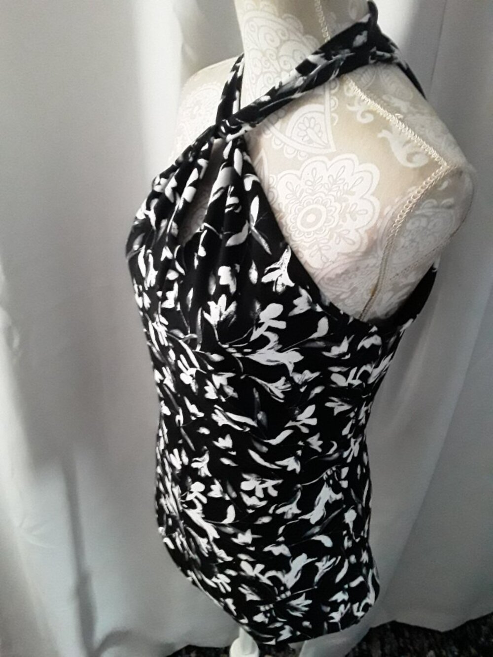 White House Black Market lovely black and white halter top size S - Picture 9 of 10